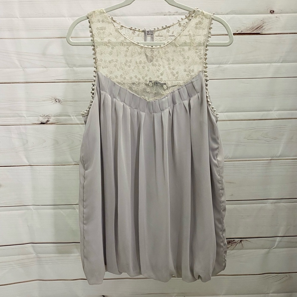 NWOT Gray and white sleeveless top with lace